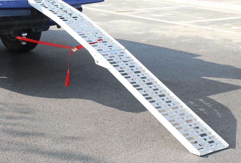 7.5'L Loading Ramp with 750 LBS Capacity, Foldable Aluminum Ramp for ATV/Motorcycles/Trucks (1 Piece, Silver)